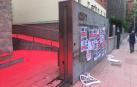 Manchan con pintura la sede de la CEN en Pamplona