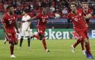 Javi Martínez, a la derecha, celebra el segundo gol del Bayern.