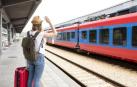 Imagen de una viajera saludando al tren