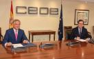 Juan Miguel Sucunza, presidente de la CEN, y Antonio Garamendi, presidente de la CEOE, en la firma del acuerdo