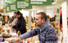 La antigua estación de autobuses acogió durante el pasado fin de semana la primera edición de la Feria ecológica de Navarra con un completo éxito de público. Durante tres días, más de sesenta empresas de Navarra mostraron sus productos en los expositores. Además, se realizaron diferentes charlas y talleres para dar a conocer la filosofía de producción de este tipo de alimentos así como sus beneficios.