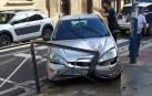 Un vehículo se sube a la acera y casi atropella a un peatón en Tafalla