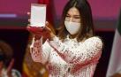 Imagen de Raquel Revuelta con la Medalla de Sevilla