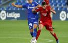 Jonathan Calleri pugna por controlar el balón con el centrocampista serbio Maksimovic.