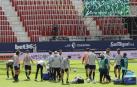 Los jugadores de Osasuna, antes de dar comienzo el encuentro del domingo contra el Levante.