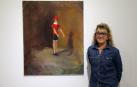La artista Diana Iniesta posa junto a la obra titulada Pinocchio, un óleo sobre lino.