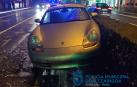 El conductor de un Porsche pierde el control en la plaza de la Paz y acaba sobre la mediana