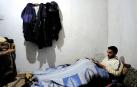 Durante el invierno, Shaman Alwawi, de 24 años, estudia bajo las mantas para protegerse del frío en casa. No tienen fuel suficiente para calentarse.