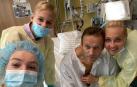 Navalni, en su cama del hospital Charité, rodeado de su esposa Yulia, su hija Daria (selfi) y su hijo Sachar.