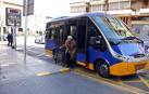 Una mujer baja del autobús en la calle Gaztambide-Carrera. 	NURIA G. LANDA