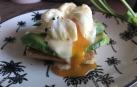 Imagen de los huevos benedictine con la yema en su punto