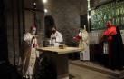 El arzobispo bendice con agua el altar milenario, con los anillos episcopales de la Edad Media y la arqueta traída en 1099.