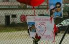Imágenes y mensajes de ánimo a la pareja en el lugar en el que fueron atropellados.