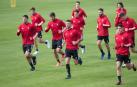 Los jugadores de Osasuna, en el campo de entrenamiento de Tajonar.
