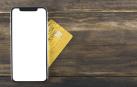 Imagen de un smartphone junto a una tarjeta de crédito