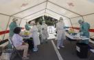 Pruebas PCR en una carpa en el exterior del hospital Reina Sofía.