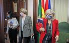 María Caballero, María García Barberena y María Echávarri al entrar al salón de plenos.