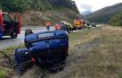 El coche quedó volcado fuera de la calzada.
