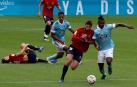 Jonathan Calleri pugna por el balón con el defensor Aidoo.