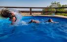 El consumo de agua baja en casa y cae a casi la mitad en la hostelería
