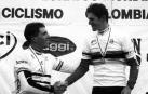 Induráin felicita a Olano en el podio de Duitama después de ganar el Mundial de 1995.