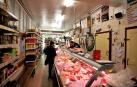 Javier Ayechu atiende en la carnicería de su tienda de alimentación este viernes por la mañana en Carcastillo.