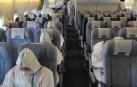 Trajes protectores, gafas, guantes, mascarillas y nada de comida en el vuelo Madrid-Beinjing.