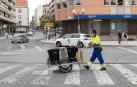 Un operario de limpieza trabaja por las calles de Tudela.