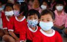 Niños con mascarilla en un colegio de Tailandia.