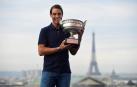 Nadal posa con su 13ª Copa de los Mosqueteros con la torre Eiffel al fondo.