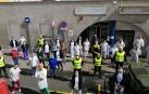 Trabajadores sanitarios y miembros de la Unidad Militar de Emergencias (UME), ante el Centro de Salud de Tamaraceite, Las Palmas de Gran Canaria, en marzo de 2020.