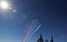 La patrulla Águila dibuja una bandera de España con un error en el orden de los colores sobre el cielo de Madrid.