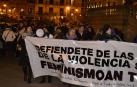 La Plataforma de Mujeres contra la violencia sexista se concentró en la Plaza del Castillo en contra de "las mil caras" de la violencia de género.