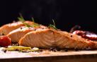 Imagen de un plato de salmón al horno recién preparado