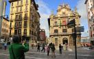 Un turista saca una foto de la plaza del Ayuntamiento.