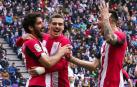 Raúl García, Córdoba y Yuri celebran el cuarto gol del Athletic.