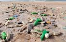 Residuos de plásticos en una playa