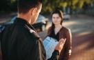 Imagen de un agente hablando con una conductora
