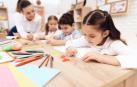 Imagen de varios niños y niñas en una clase de Infantil