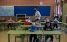 Alumnos de 1ºB de Primaria del Colegio Público Azpilagaña el lunes en su primer día de clase. La mascarilla es obligatoria en todo momento.