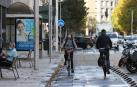 Dos ciclistas transitan por el nuevo carril bici en la avenida de Bayona.