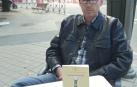 Sergio Amadoz, con su libro en Madrid. Al fondo de la foto estaba el Calderón, escenario de la final de Copa.