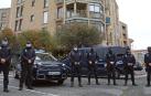 Cuatro policías intoxicados leves tras sacar a tres inquilinos de un piso incendiado en Pamplona