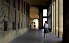 Imagen de una joven caminando por la calle