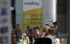 Personal de facturación de Vueling atiende a los viajeros en el Aeropuerto de El Prat.