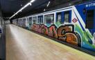 Un grupo de grafiteros vuelve a detener y desviar un metro en Madrid para pintarlo