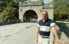 Luis Ibero en el Portal Nuevo, donde jugaba de niño, en una imagen del año 2003, cuando fue elegido concejal por CDN en Pamplona.