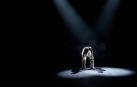 Imagen de un actor de teatro interpretando una pieza sobre el escenario