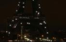 La Torre Eiffel se ilumina en memoria de las víctimas de los atentados terroristas de 2015