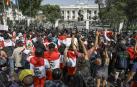 Ciudadanos celebran la renuncia de Manuel Merino a la Presidencia peruana, en Lima.